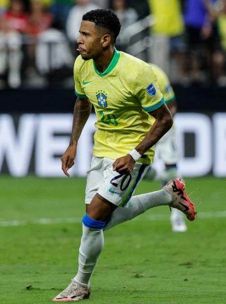 v站-维尼修斯梅开 萨维奥处子球 巴西4比1大胜巴拉圭