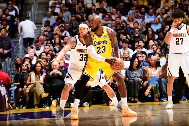 v站-湖人险胜掘金的庆功宴，14中1的穆雷不到场，东契奇不敢动筷子